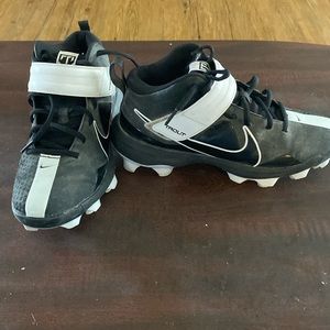 Softball cleats in great conditions, a bit dirty, but otherwise almost new.